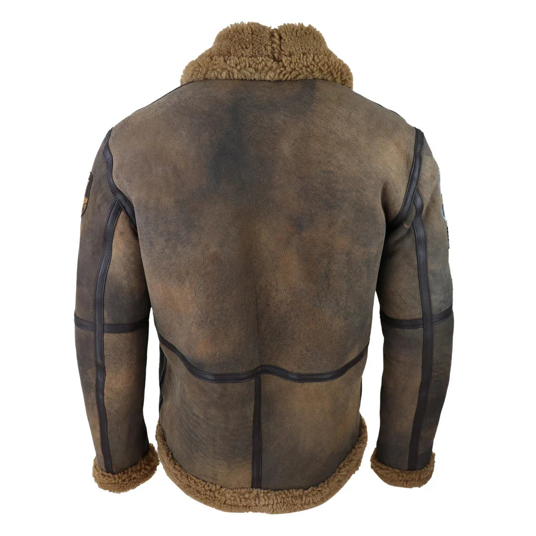 Jaqueta clássica de inverno masculina em pele de carneiro marrom com efeito desgastado e forro de pele cor camelo com zíper.