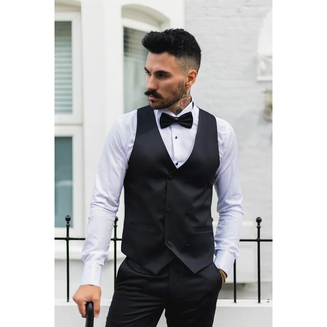 Colete masculino preto de cetim com abotoamento duplo para jantar com gravata preta.