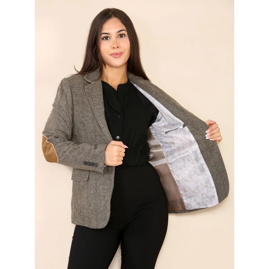 Blazer feminino clássico em tweed espinha de peixe na cor marrom carvalho.