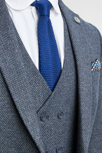 Terno masculino azul-marinho de 3 peças com colete de abotoamento duplo.