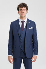Terno masculino de três peças com risca de giz azul-marinho