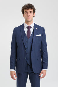 Terno masculino de três peças com risca de giz azul-marinho