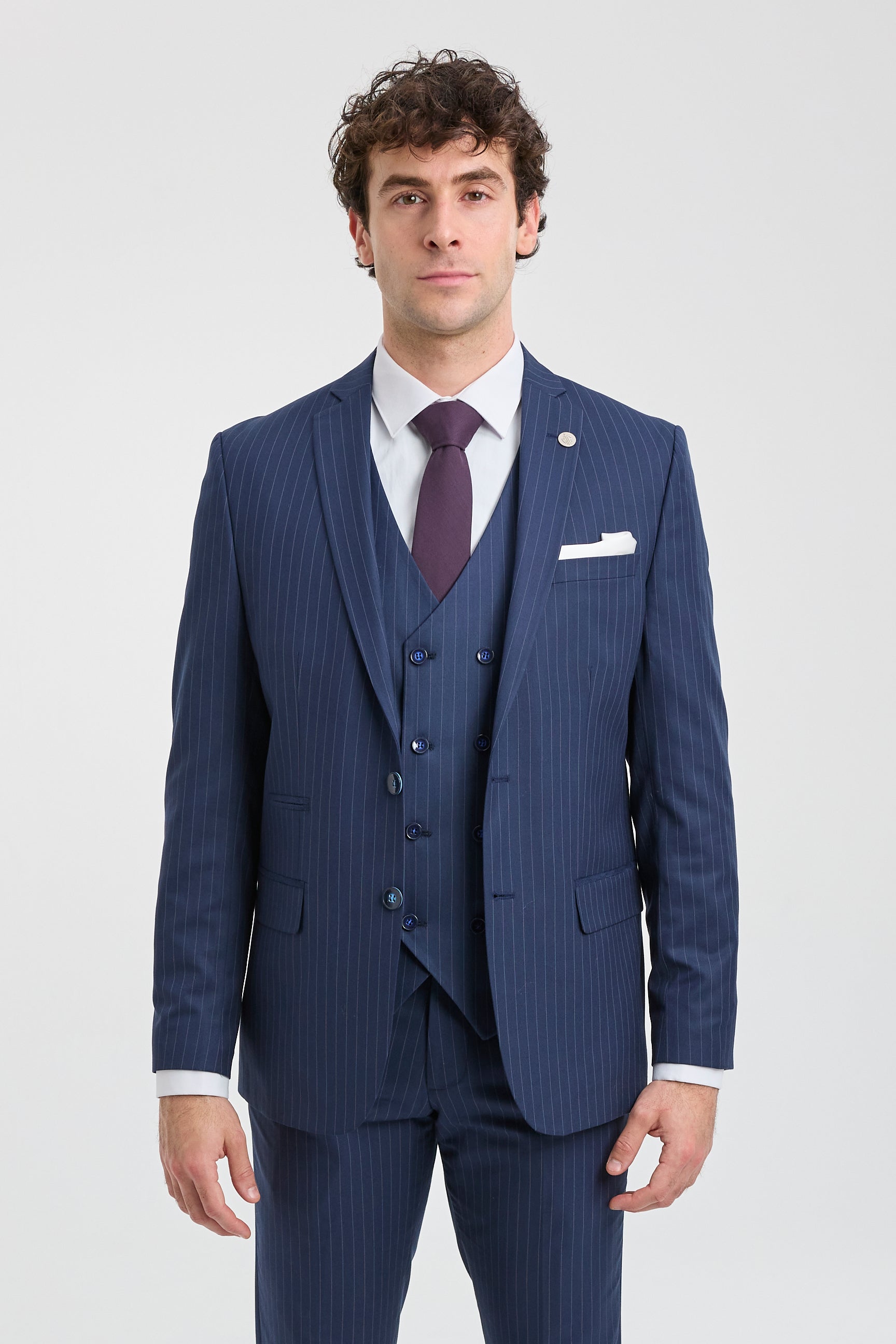 Terno masculino de três peças com risca de giz azul-marinho