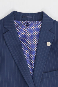 Terno masculino de três peças com risca de giz azul-marinho