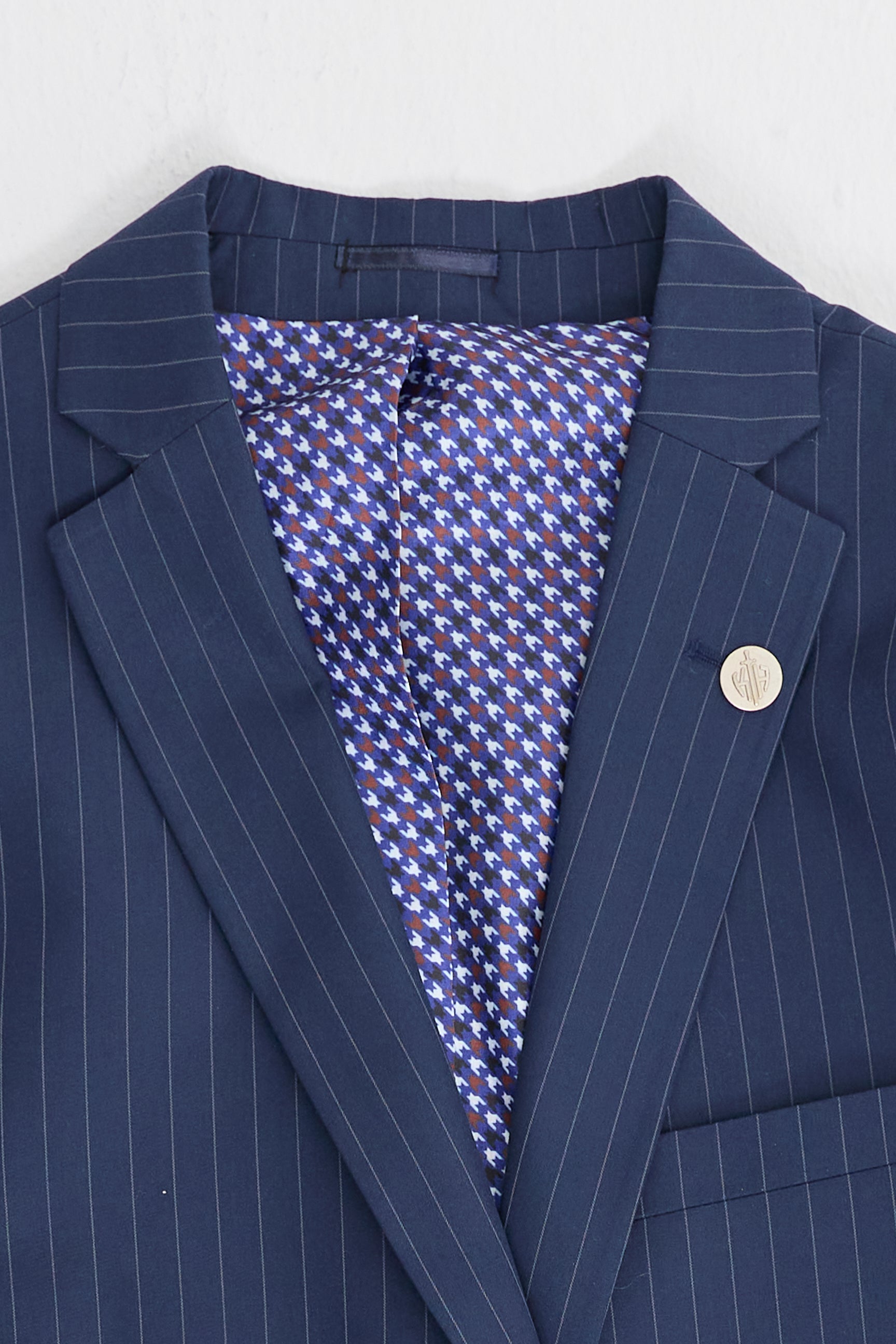 Terno masculino de três peças com risca de giz azul-marinho