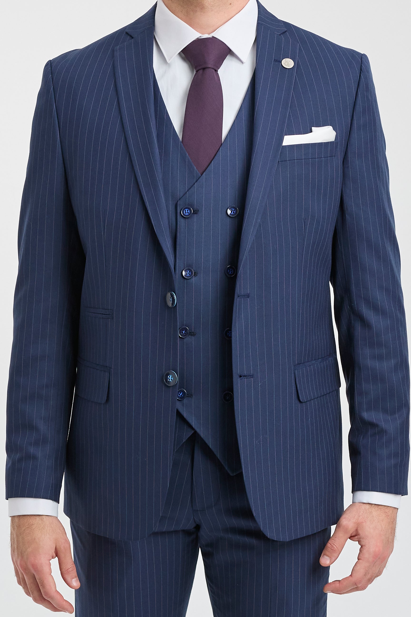 Terno masculino de três peças com risca de giz azul-marinho