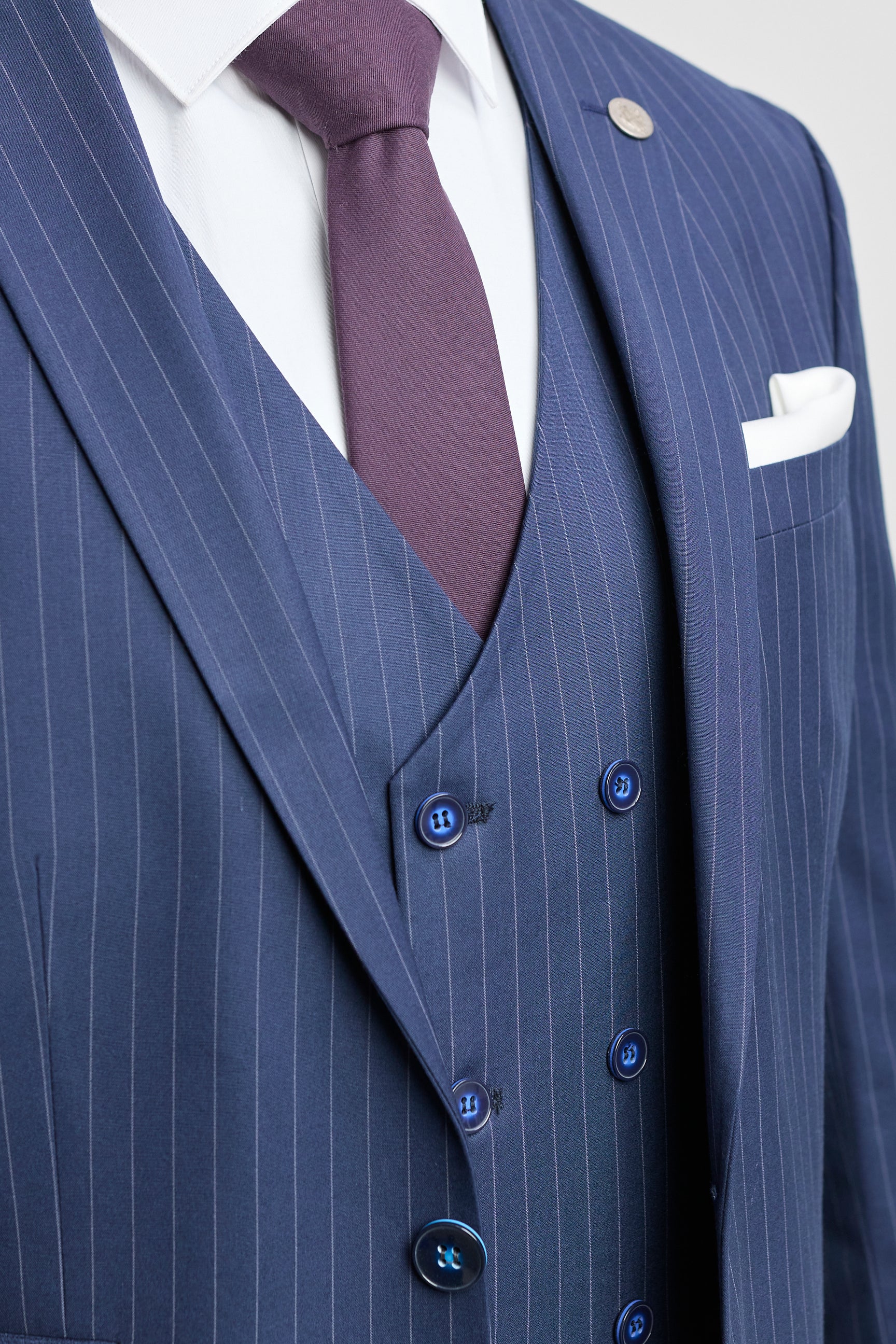 Terno masculino de três peças com risca de giz azul-marinho