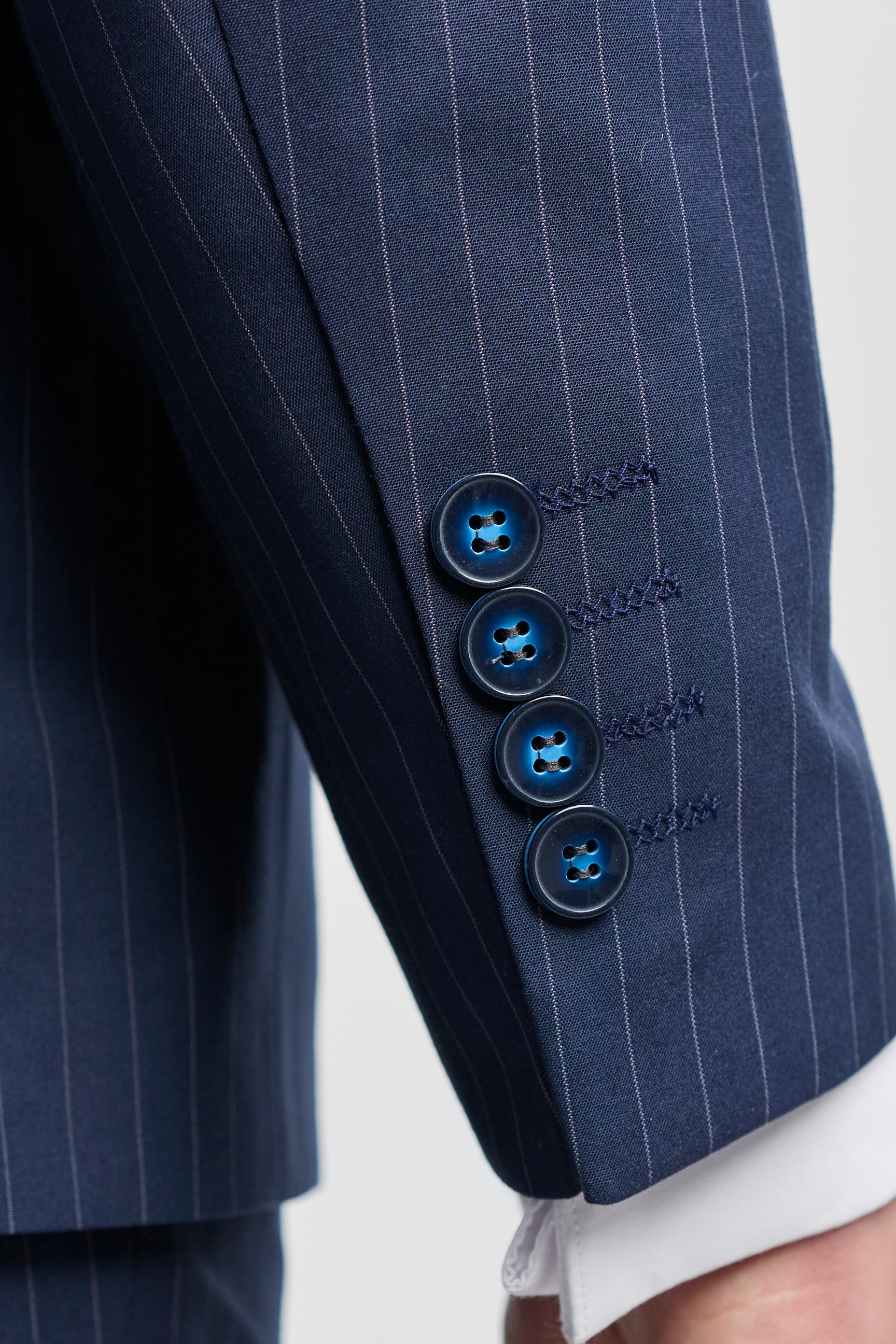 Terno masculino de três peças com risca de giz azul-marinho