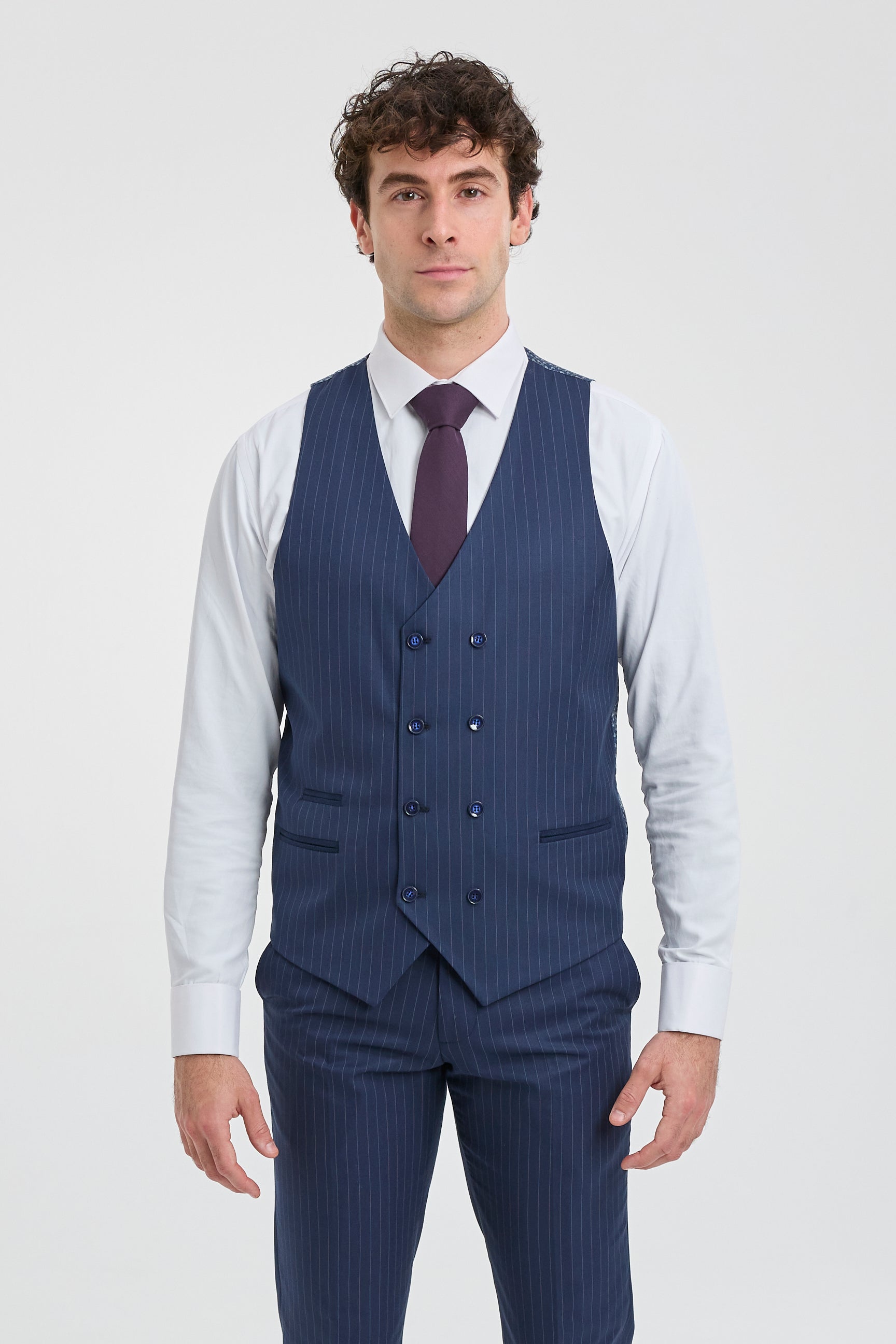 Terno masculino de três peças com risca de giz azul-marinho