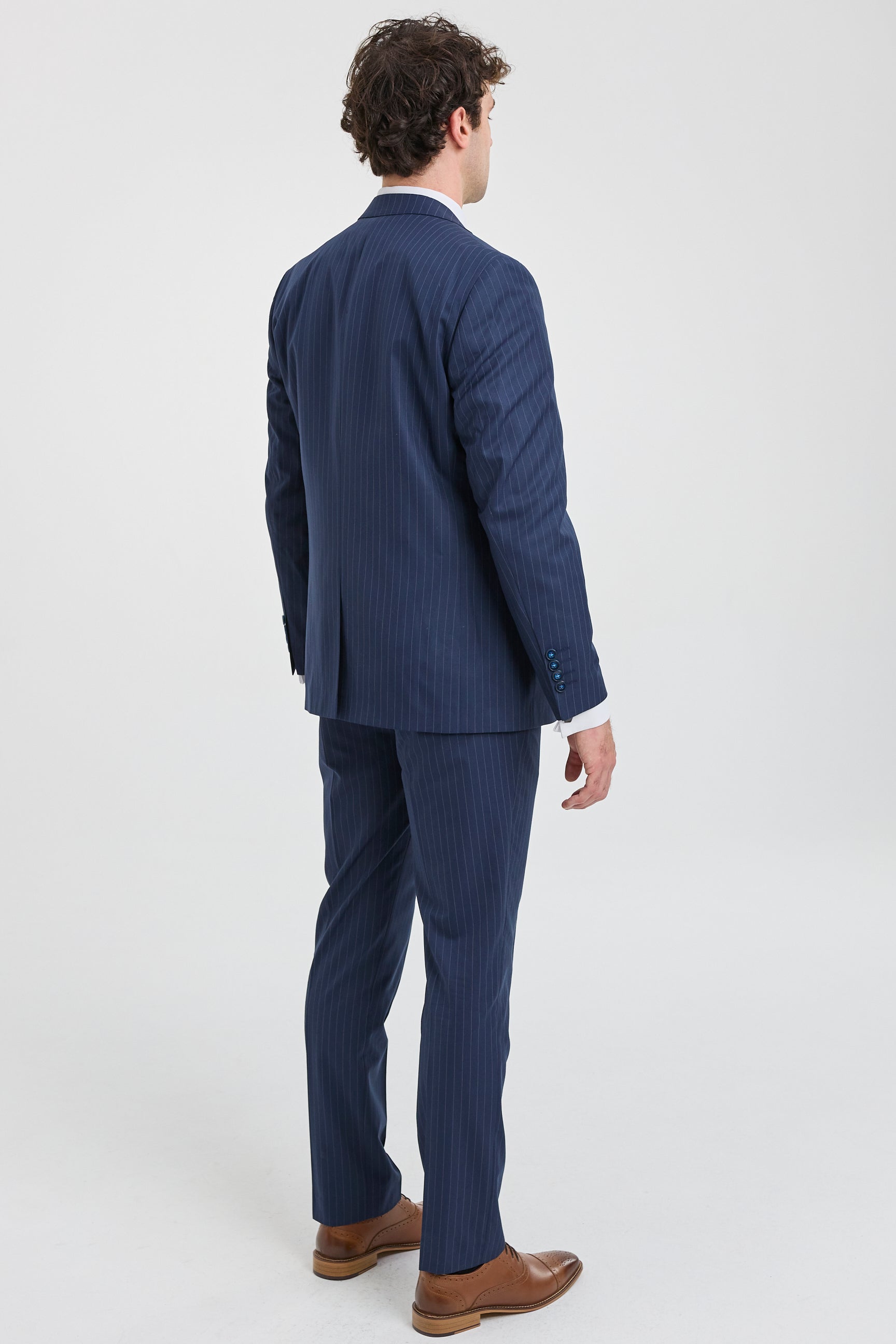 Terno masculino de três peças com risca de giz azul-marinho