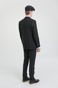Terno masculino preto de três peças com risca de giz