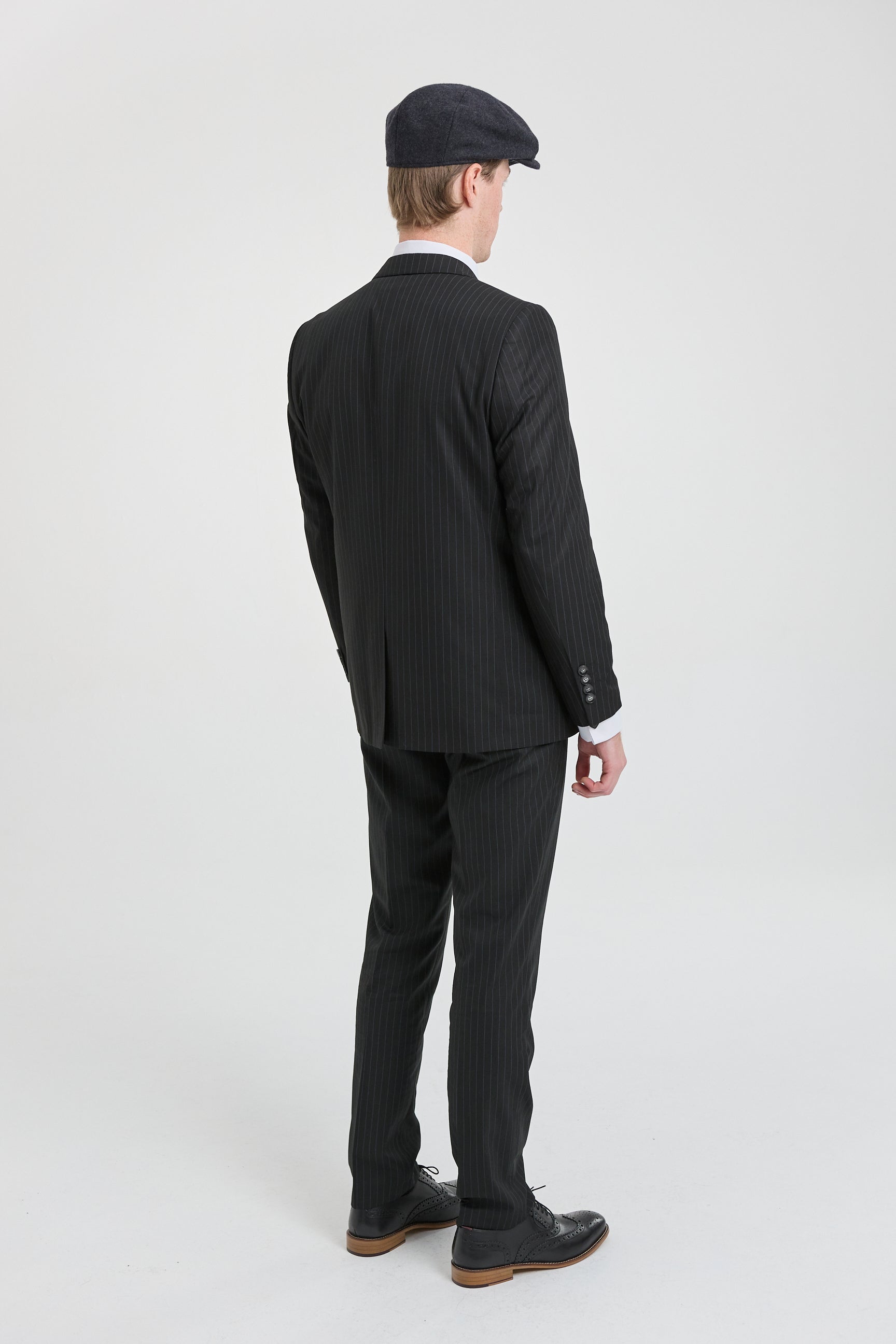 Terno masculino preto de três peças com risca de giz
