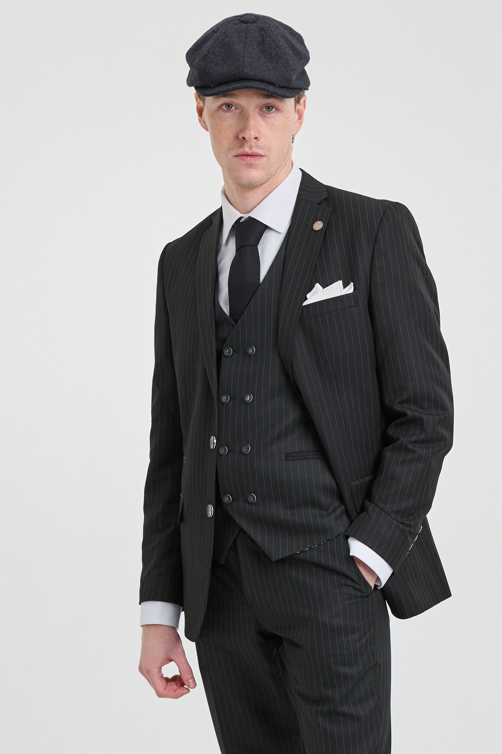 Terno masculino preto de três peças com risca de giz