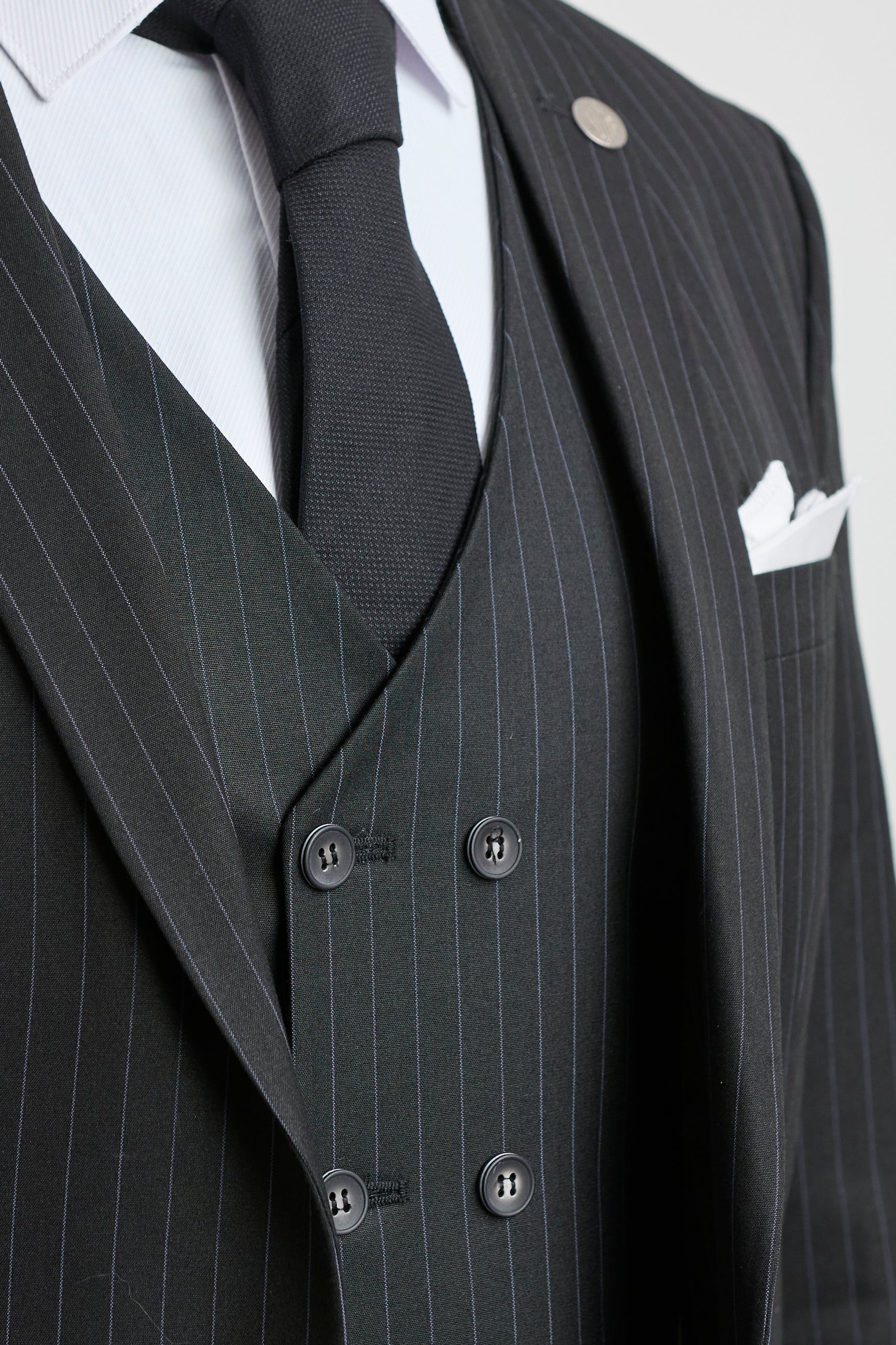 Terno masculino preto de três peças com risca de giz