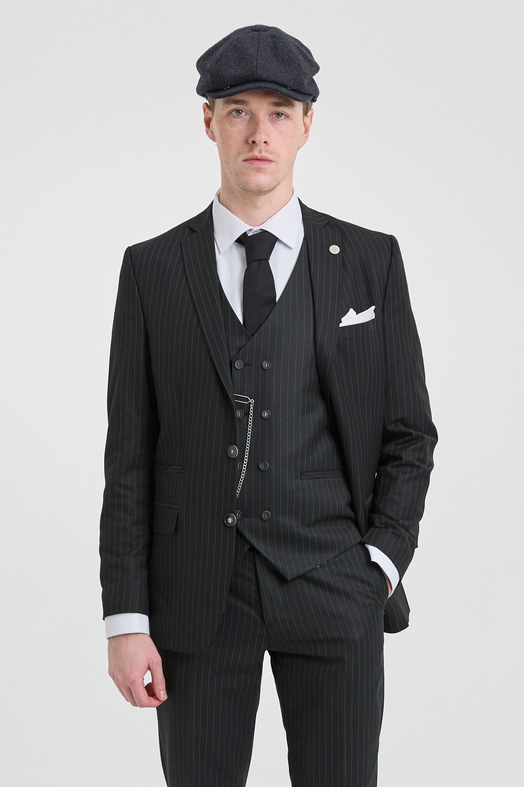 Terno masculino preto de três peças com risca de giz