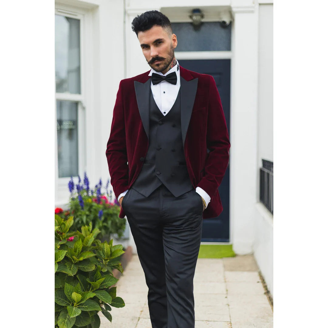 Smoking masculino em veludo vinho com lapelas de cetim para jantar, casamento, formatura e traje de gala.