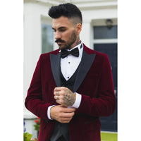 Smoking masculino em veludo vinho com lapelas de cetim para jantar, casamento, formatura e traje de gala.