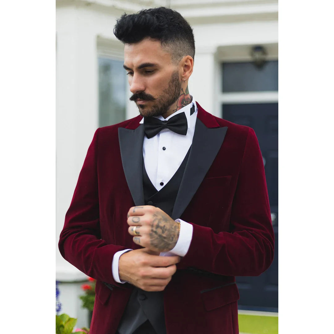 Smoking masculino em veludo vinho com lapelas de cetim para jantar, casamento, formatura e traje de gala.