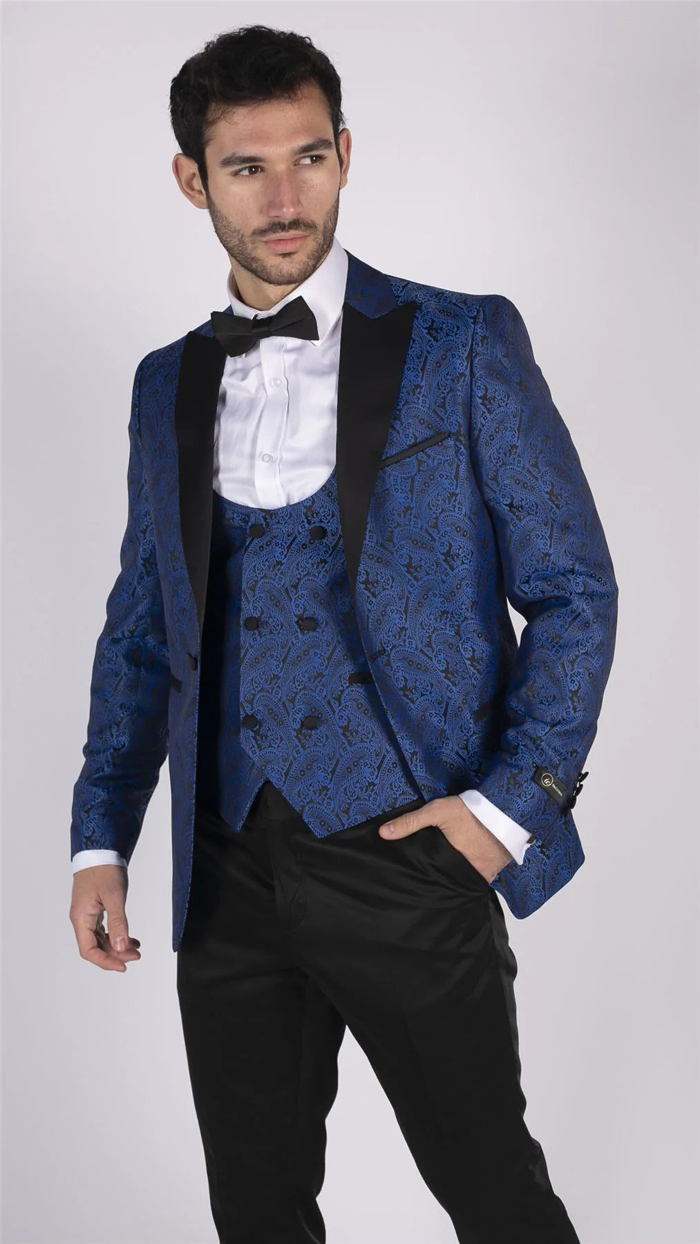 Smoking masculino com blazer e colete em brocado com estampa paisley, em cetim preto e azul - Sem calça.