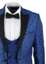 Smoking masculino com blazer e colete em brocado com estampa paisley, em cetim preto e azul - Sem calça.