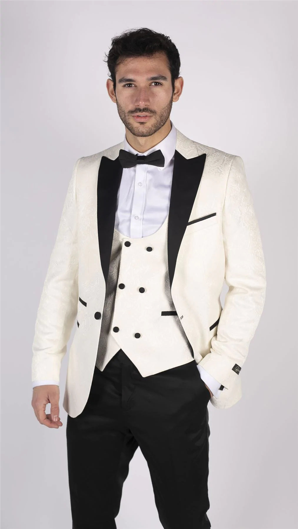 Smoking masculino com blazer e colete em brocado com estampa paisley, nas cores marfim e preto.