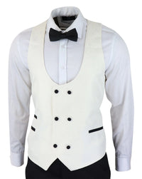 Smoking masculino com blazer e colete em brocado com estampa paisley, nas cores marfim e preto.