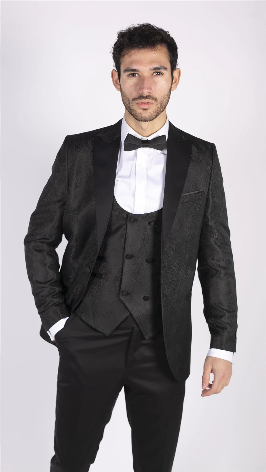 Smoking masculino com blazer e colete em brocado com estampa paisley, corte acetinado preto - Sem calça.