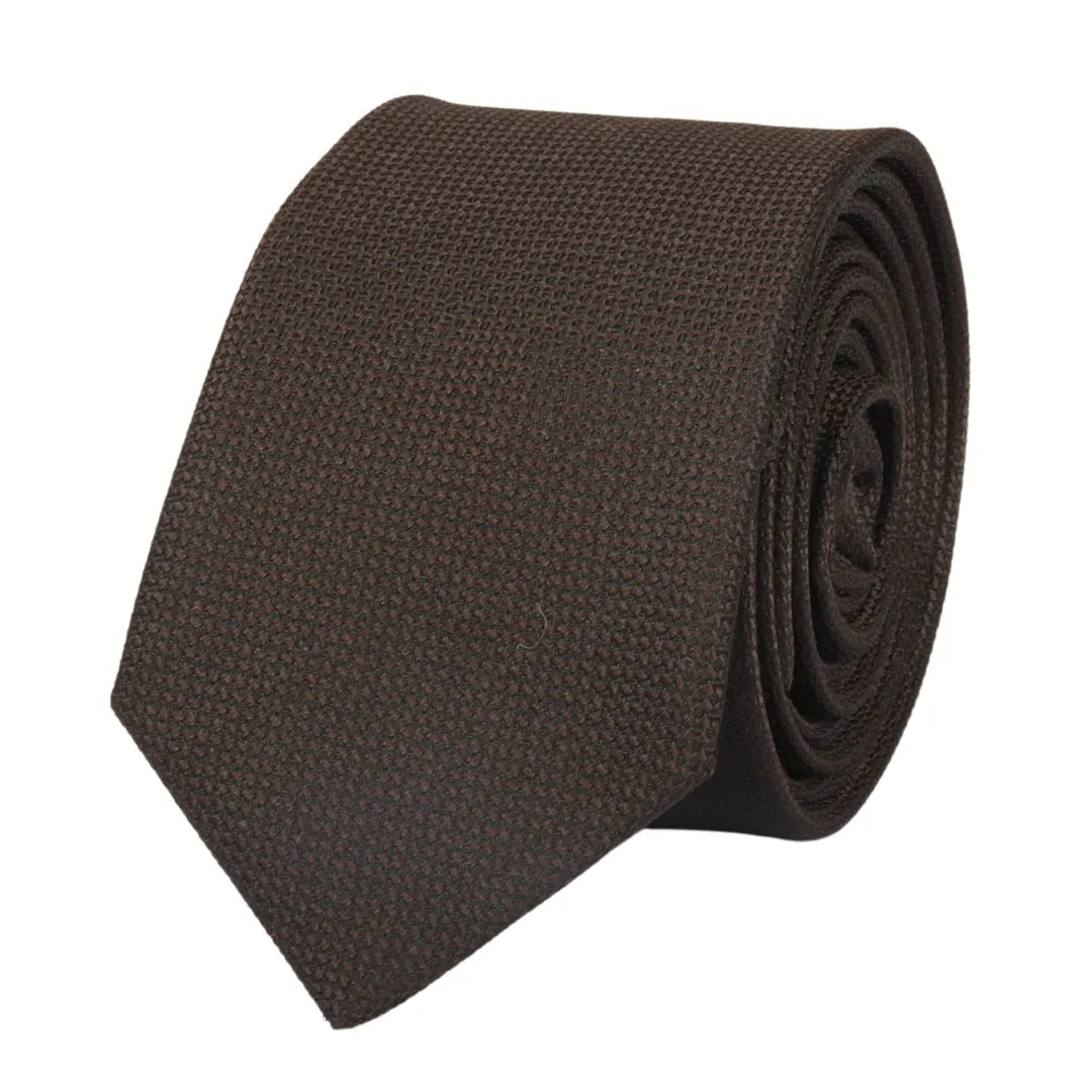 Conjunto de gravata e lenço de bolso masculino formal, cor marrom.