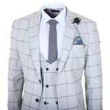 TP-33 - Terno masculino de três peças com corte sob medida e estampa xadrez cinza.