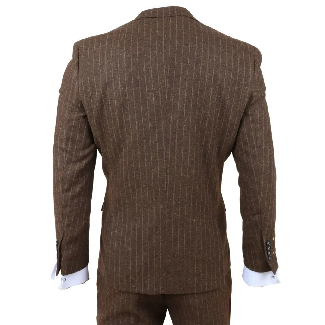 Terno masculino de três peças, corte slim, marrom com risca de giz.