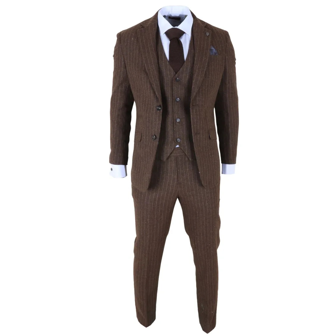 Terno masculino de três peças, corte slim, marrom com risca de giz.
