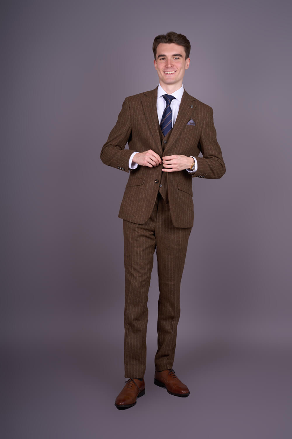 Terno masculino de três peças, corte slim, marrom com risca de giz.