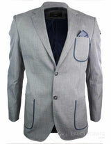 Blazer masculino sob medida, cinza com detalhes em azul, bolsos e cotoveleiras marrons.