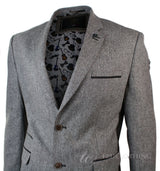 Blazer masculino vintage slim fit em tweed espinha de peixe marrom claro, elegante e casual.