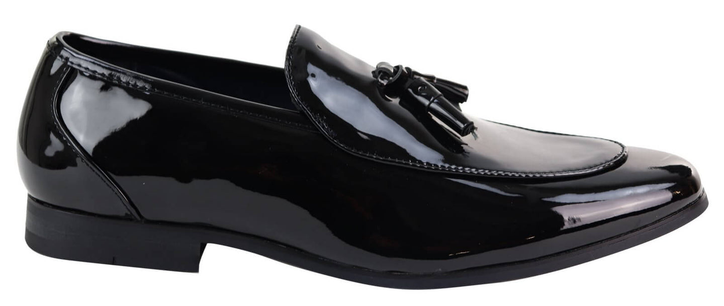 Sapatos masculinos pretos de verniz com borla