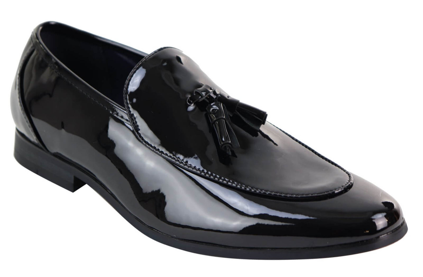 Sapatos masculinos pretos de verniz com borla