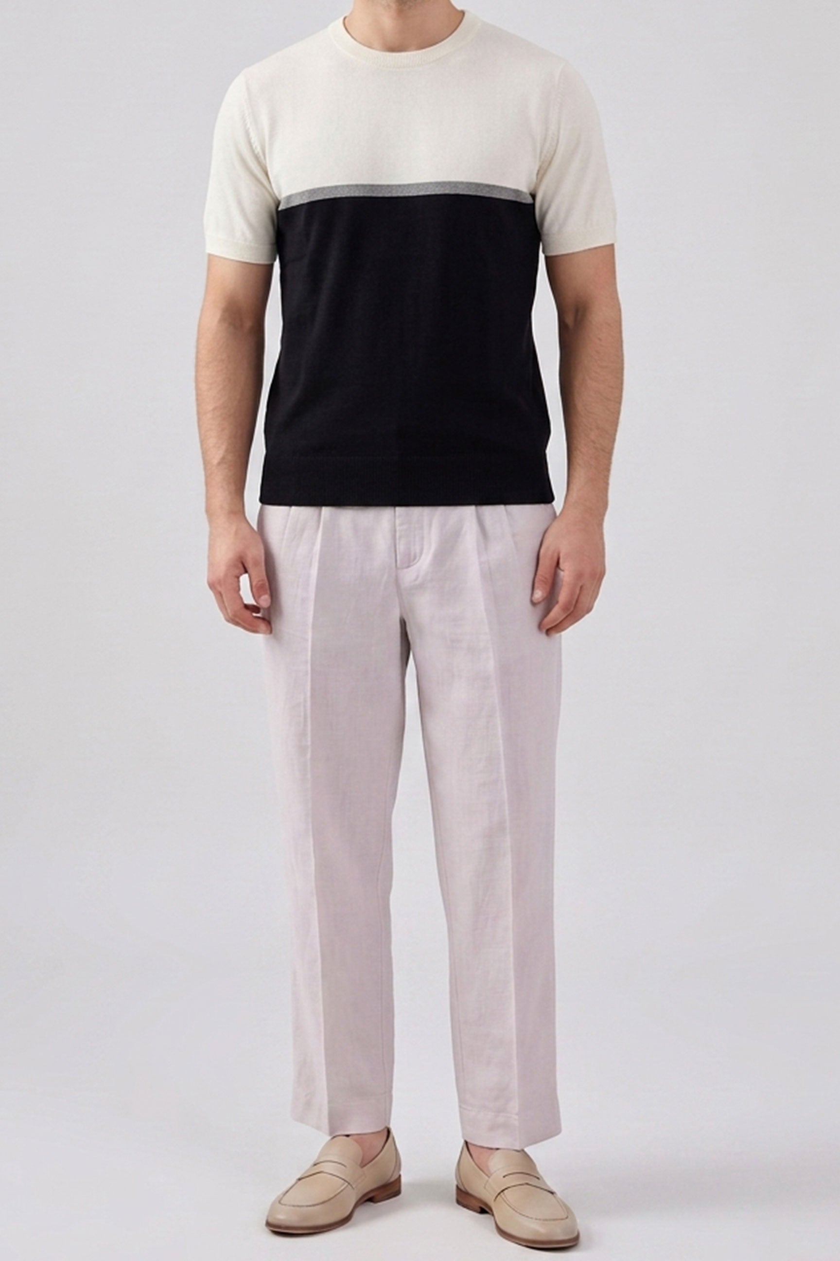 Camiseta masculina de malha com blocos de cores em branco e preto