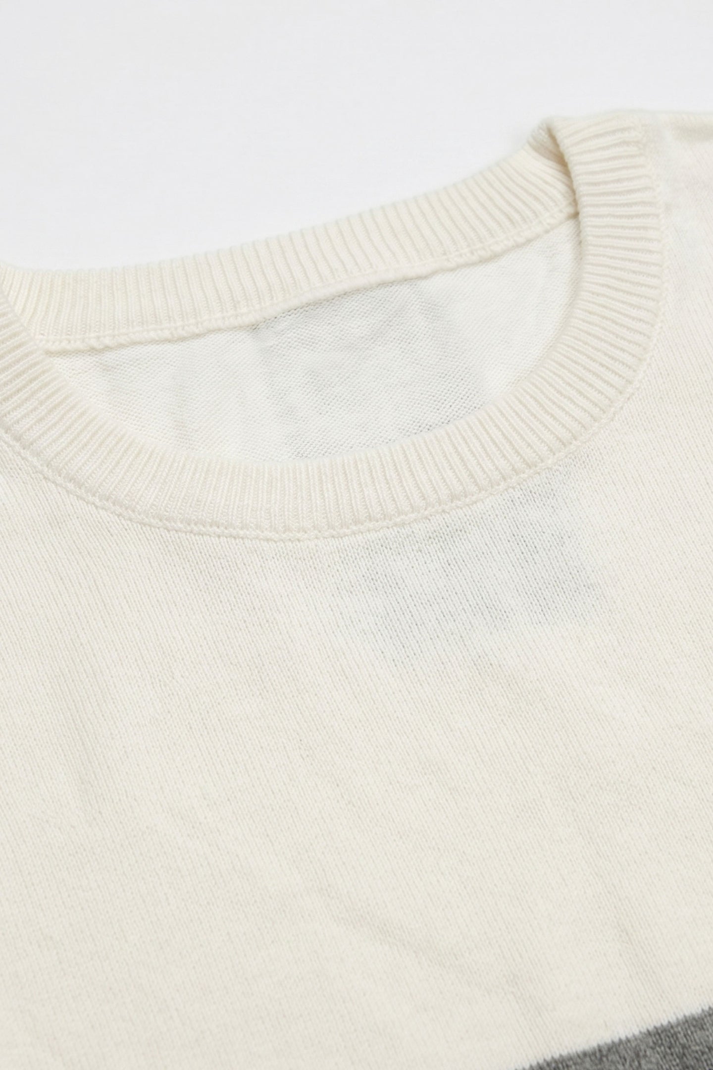 Camiseta masculina de malha com blocos de cores em branco e preto