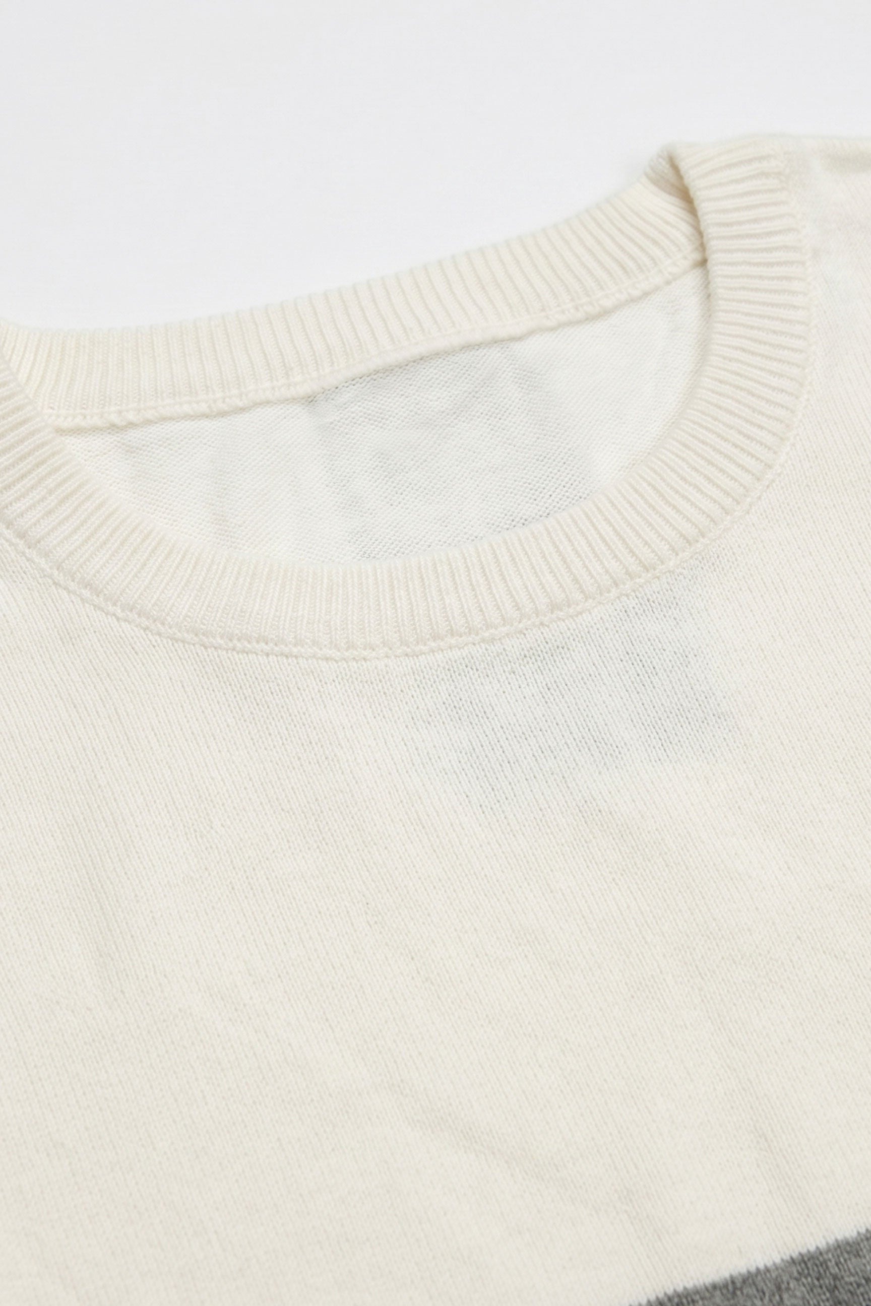 Camiseta masculina de malha com blocos de cores em branco e preto