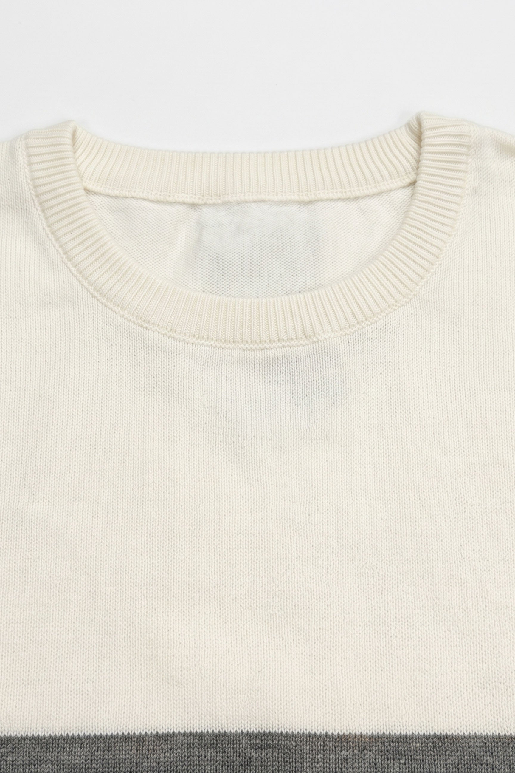 Camiseta masculina de malha com blocos de cores em branco e preto