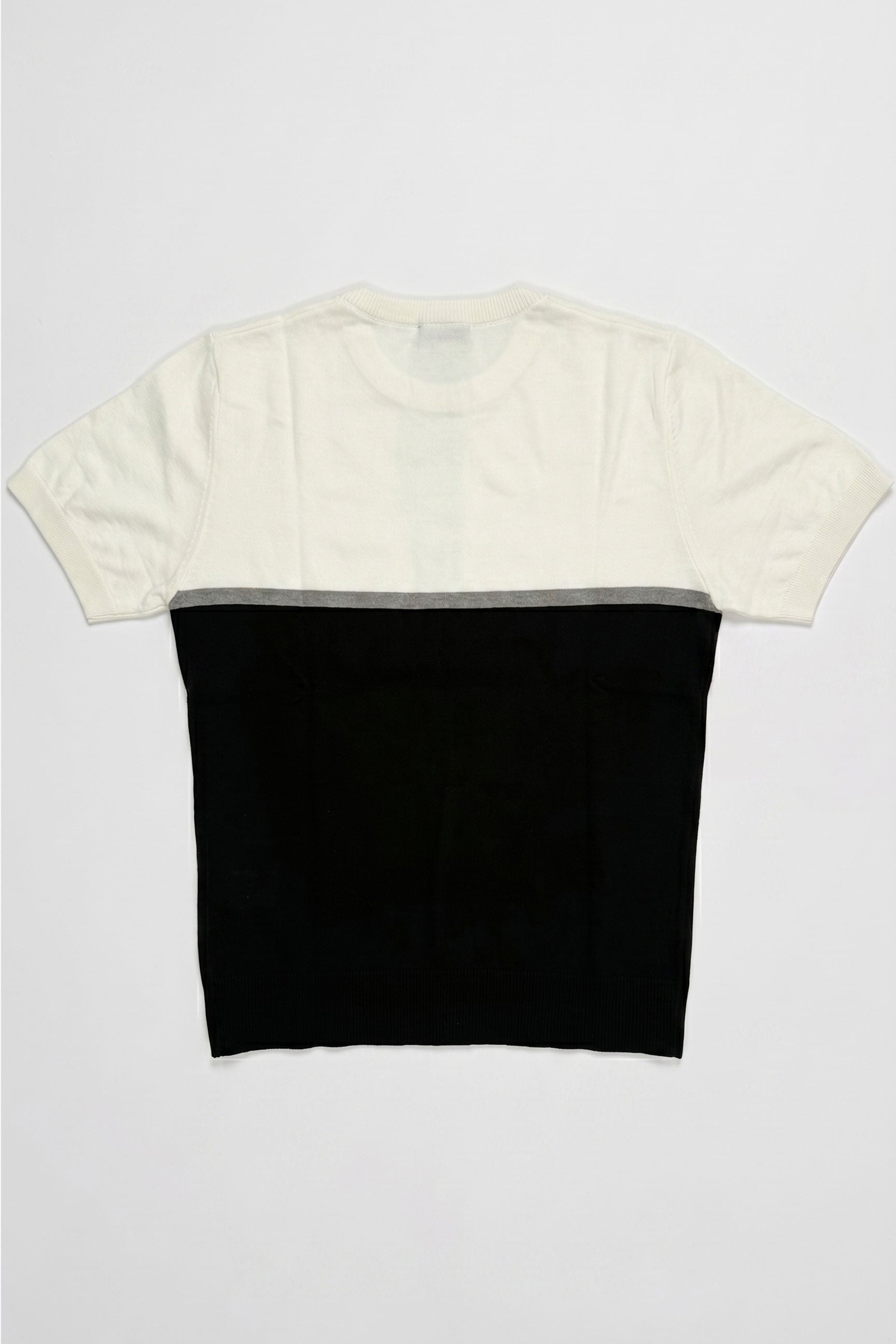 Camiseta masculina de malha com blocos de cores em branco e preto