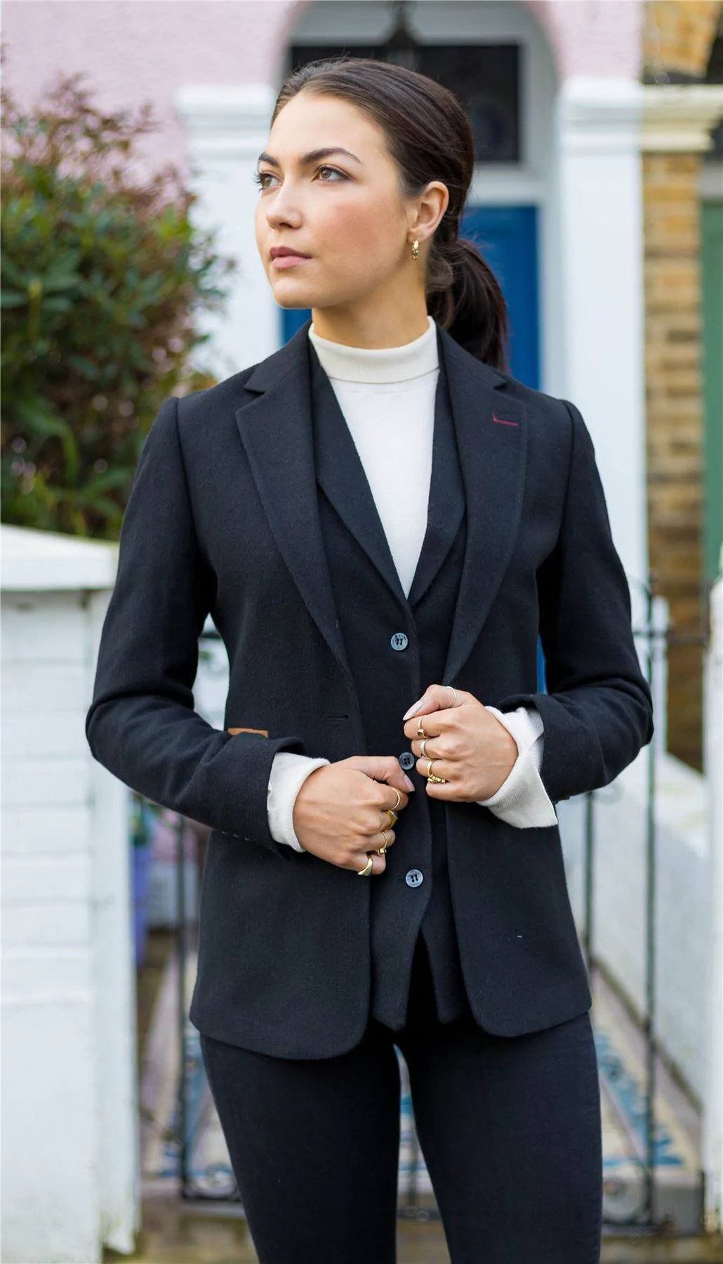 Blazer feminino clássico vintage dos anos 1920 em lã tweed com cotoveleiras, preto.