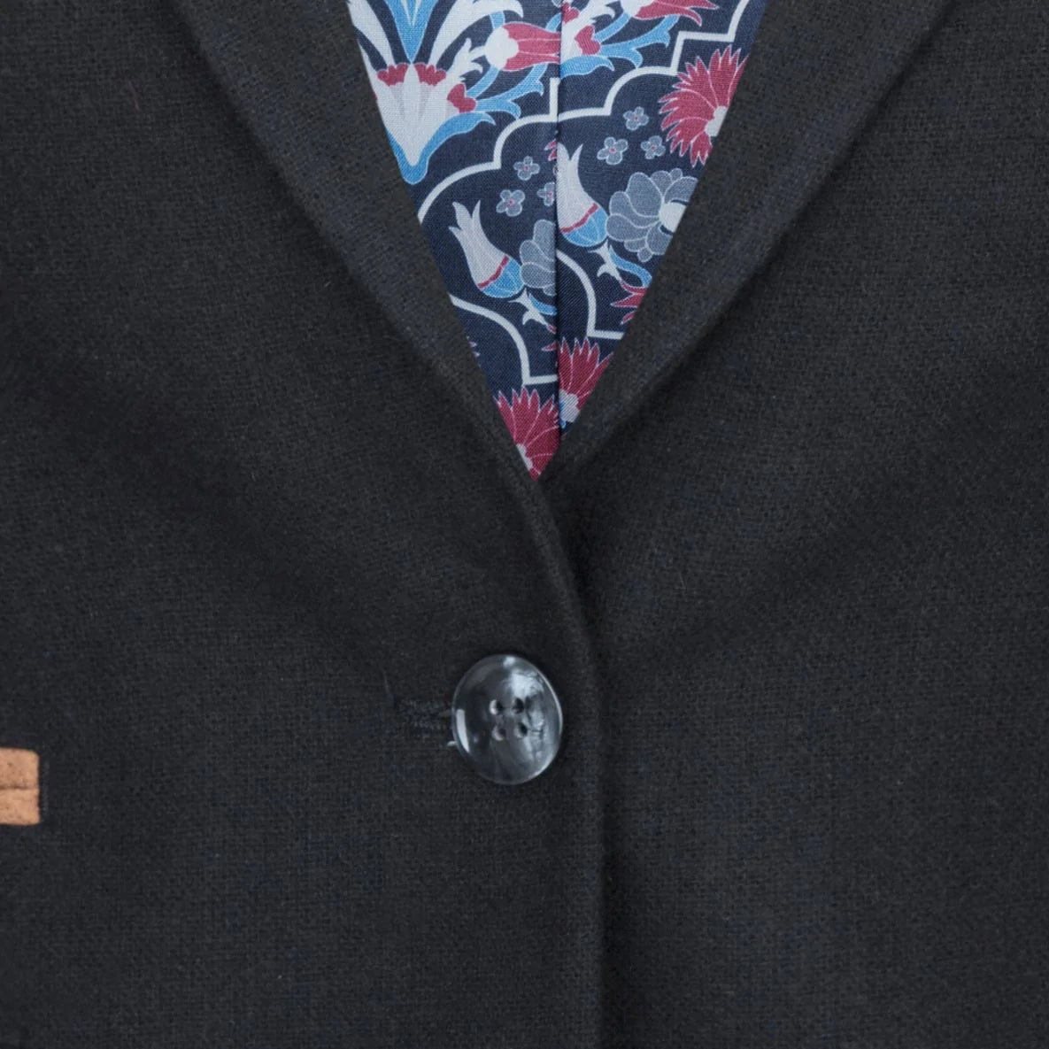 Blazer feminino clássico vintage dos anos 1920 em lã tweed com cotoveleiras, preto.
