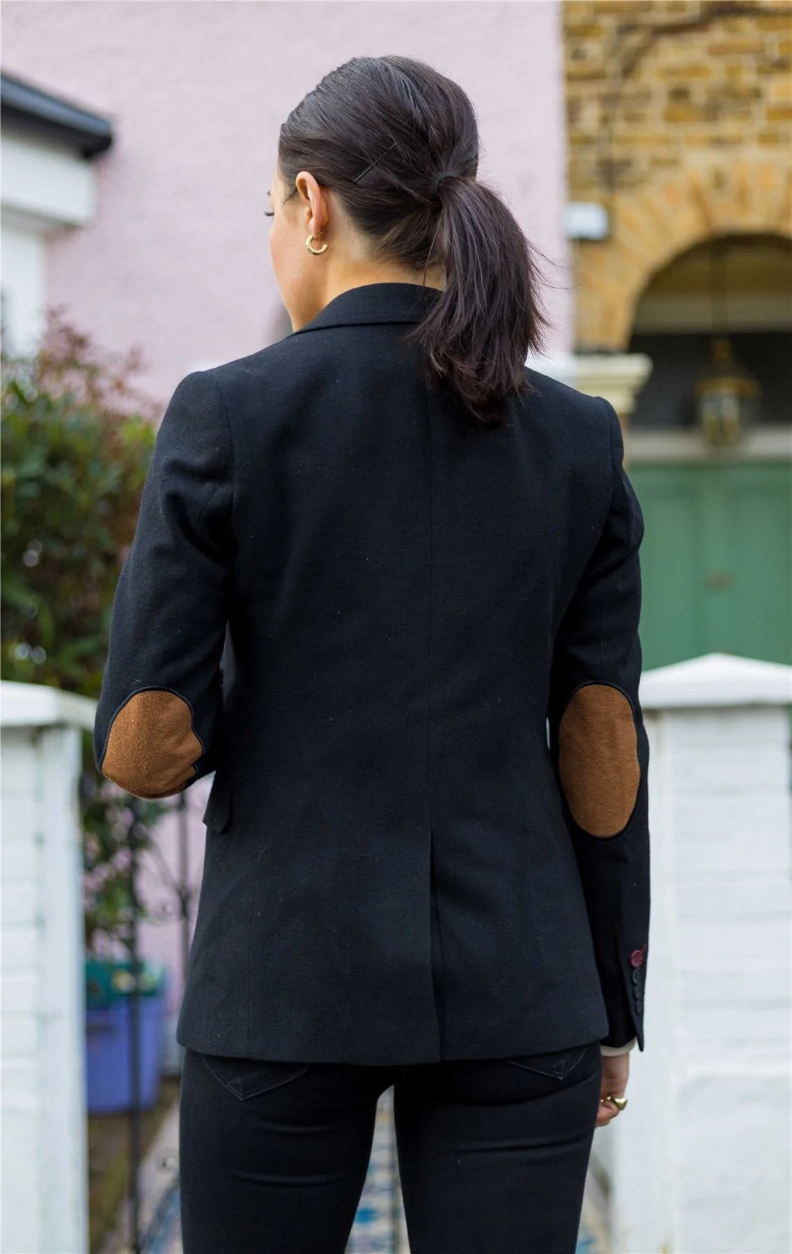 Blazer feminino clássico vintage dos anos 1920 em lã tweed com cotoveleiras, preto.