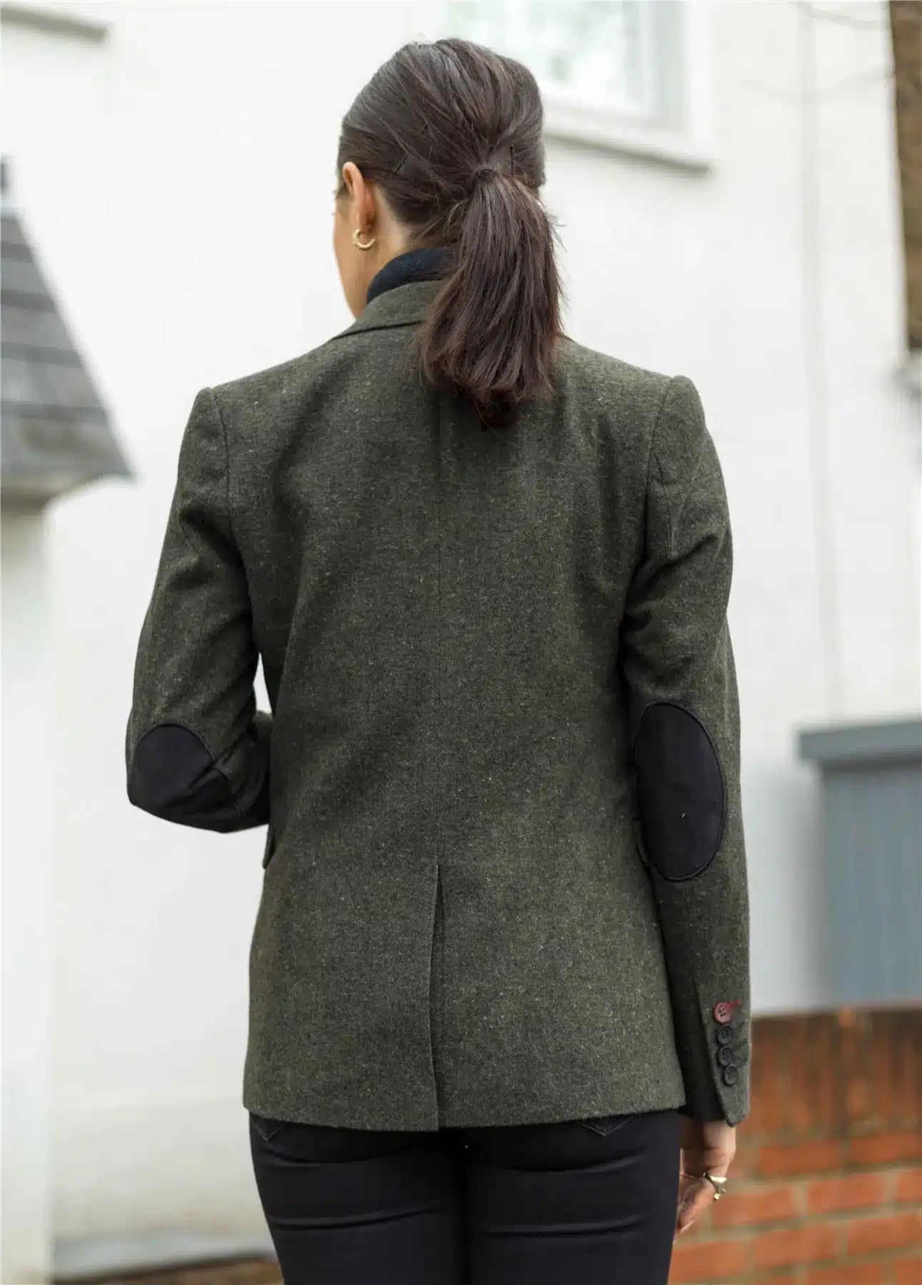 Blazer feminino de lã tweed com cotoveleiras, estilo clássico vintage dos anos 1920, na cor verde.