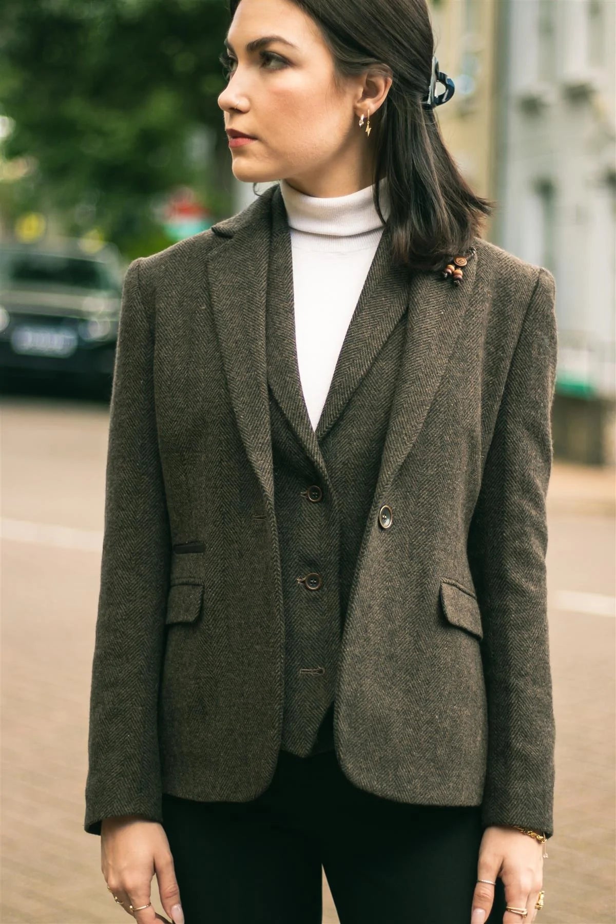 Blazer feminino em tweed espinha de peixe marrom, estilo vintage anos 1920, clássico e elegante.
