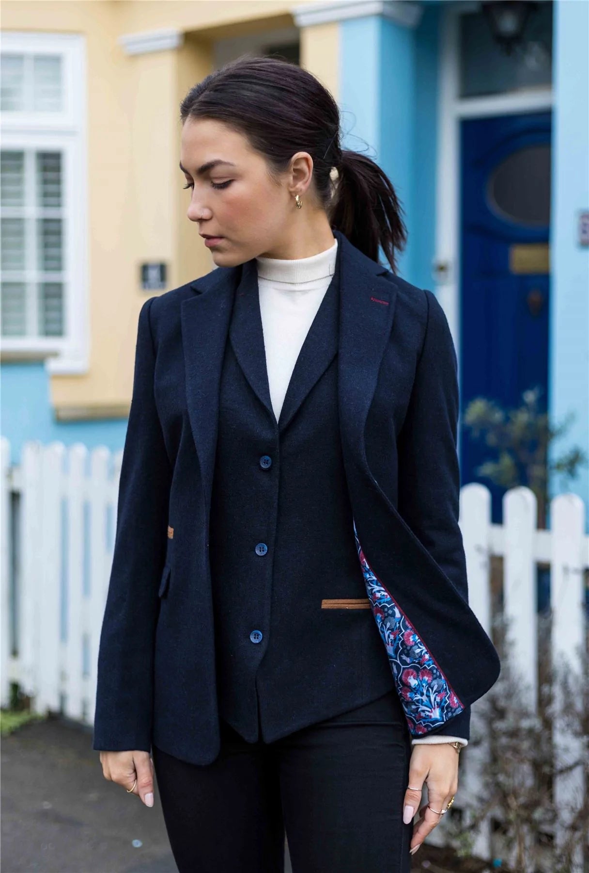Blazer feminino clássico vintage dos anos 1920 em lã tweed com cotoveleiras, azul.