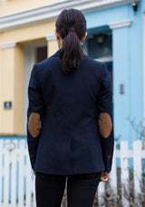 Blazer feminino clássico vintage dos anos 1920 em lã tweed com cotoveleiras, azul.