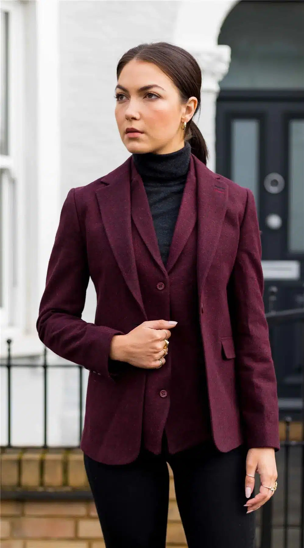 Blazer feminino de lã tweed com cotoveleiras, estilo vintage clássico dos anos 1920, na cor bordô.