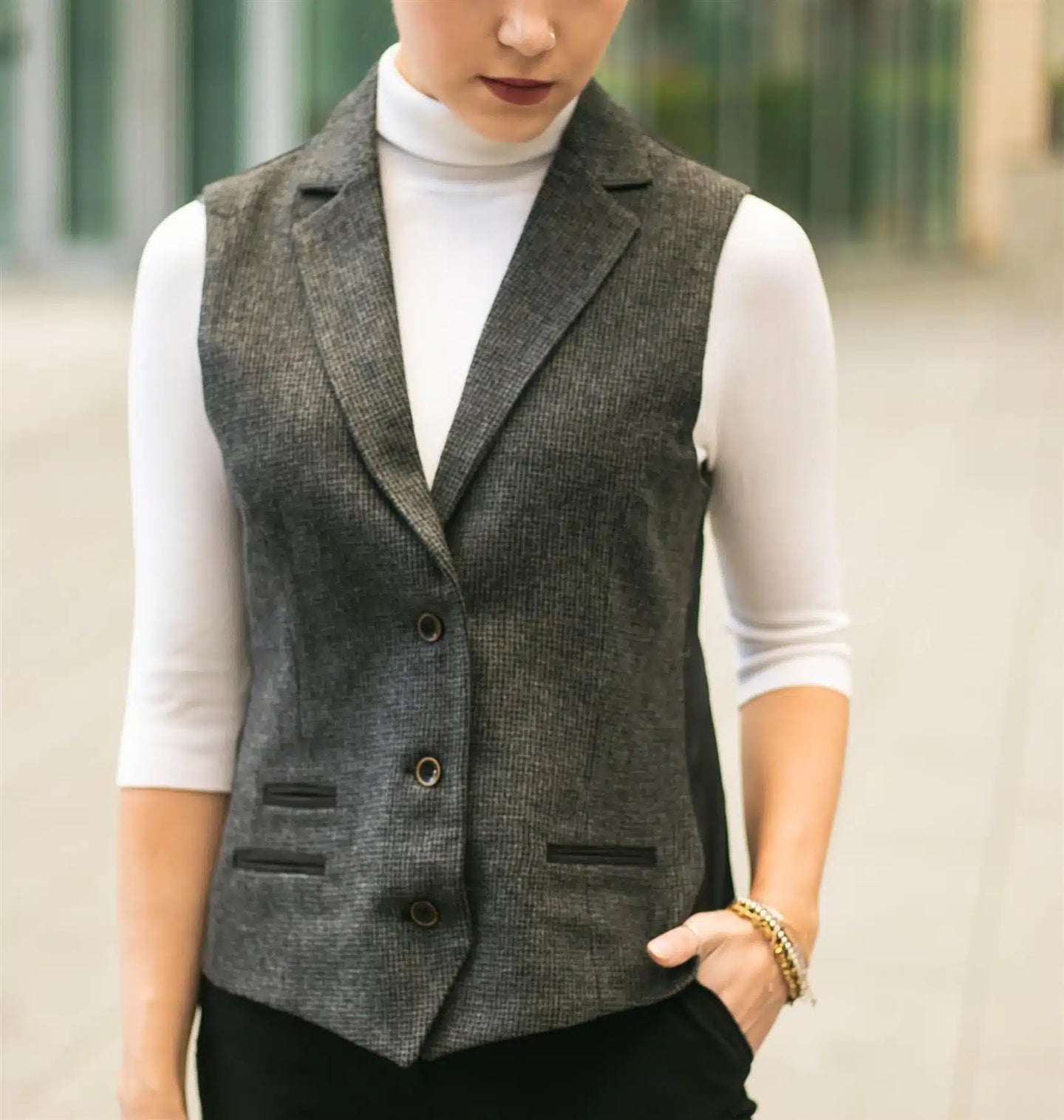 Colete feminino cinza em tweed espinha de peixe, estilo anos 1920, corte sob medida, vintage retrô.